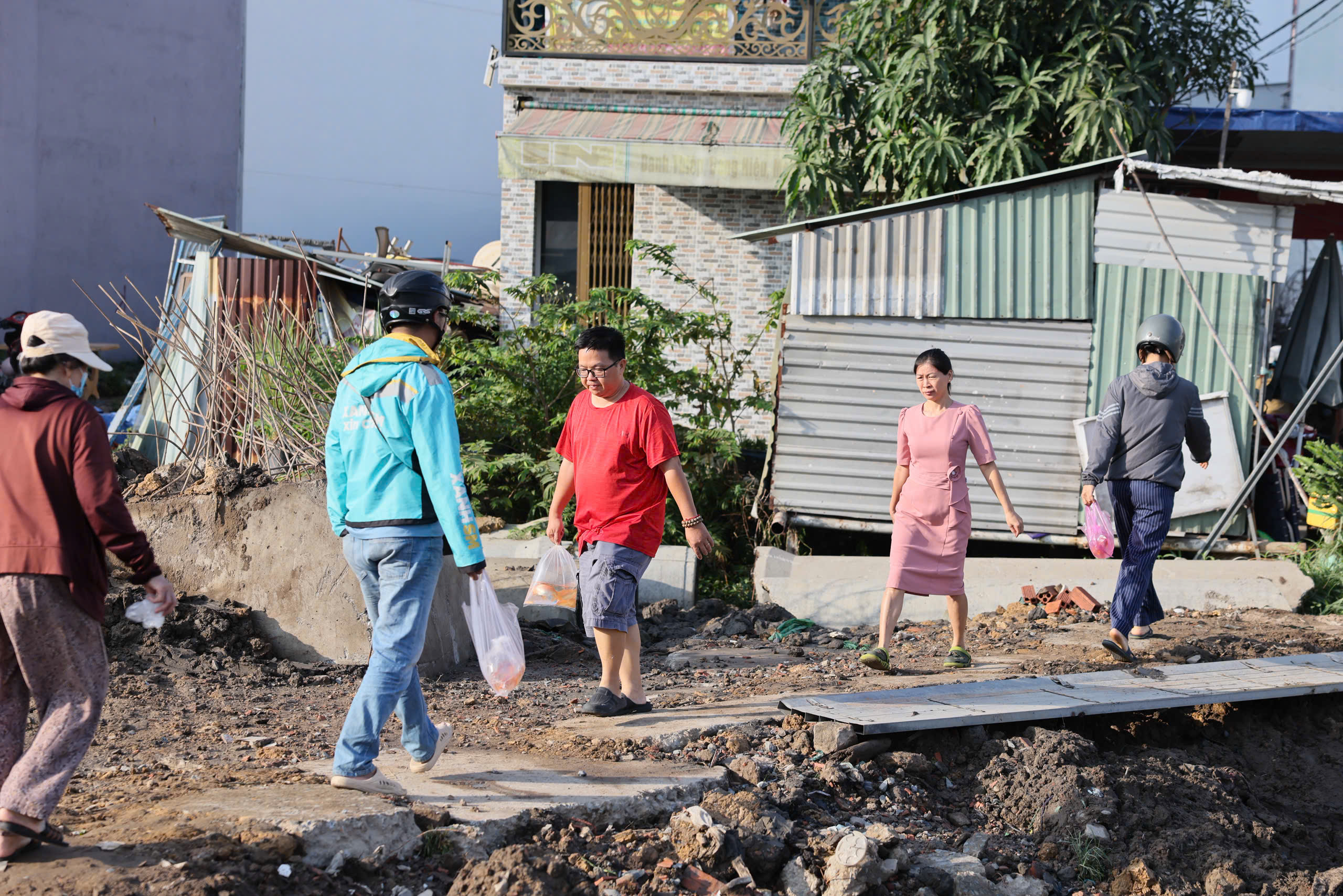 Người dân TP HCM đi thả cá chép từ sáng sớm - Ảnh 5.