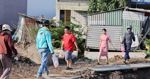 Người dân TP HCM đi thả cá chép từ sáng sớm 23 tháng Chạp