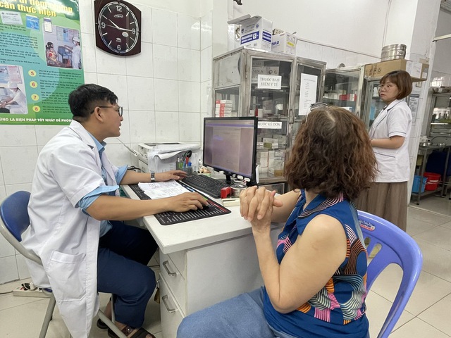 TP.HCM: Mức lương bác sĩ, điều dưỡng cao tuổi làm việc tại trạm y tế bao nhiêu? - Ảnh 1.