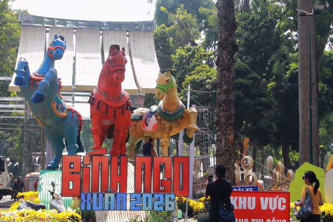 Lộ diện Cụm linh vật Tam mã tại Hội hoa xuân TPHCM 2026 - Ảnh 5.