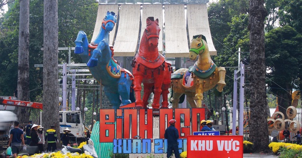 Lộ diện "Tam mã" rực sắc tại Hội hoa xuân TPHCM