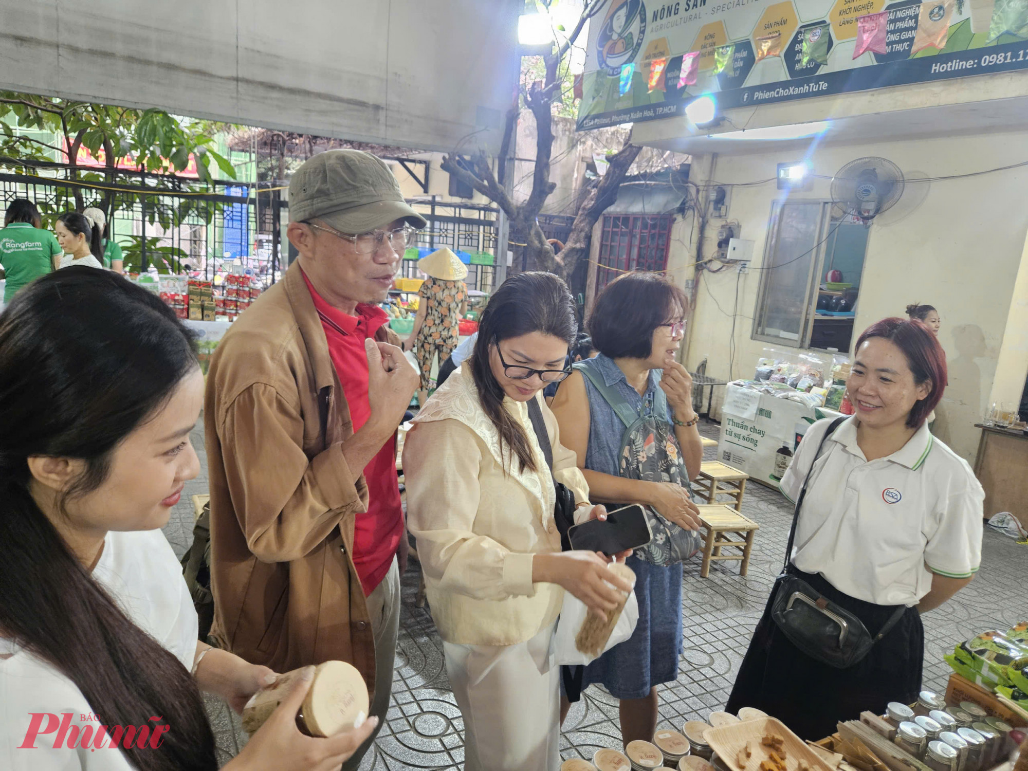 Anh Long và nhiều khách hàng thử sản phẩm mứt gừng 