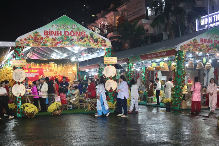 TPHCM: Khai mạc Chợ hoa Tết Bình Đông - Xuân Bính Ngọ 2026 - Ảnh 4.