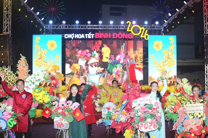 TPHCM: Khai mạc Chợ hoa Tết Bình Đông - Xuân Bính Ngọ 2026 - Ảnh 14.