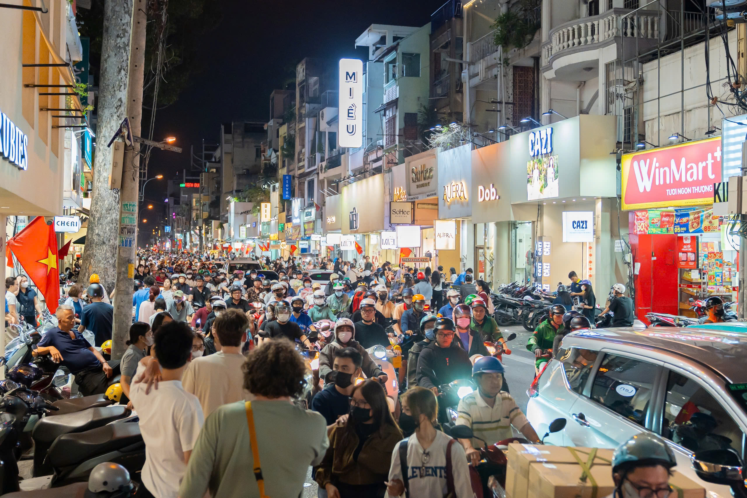 21 giờ, phố thời trang TP.HCM 'vỡ trận' vì người dân sắm tết - Ảnh 1.