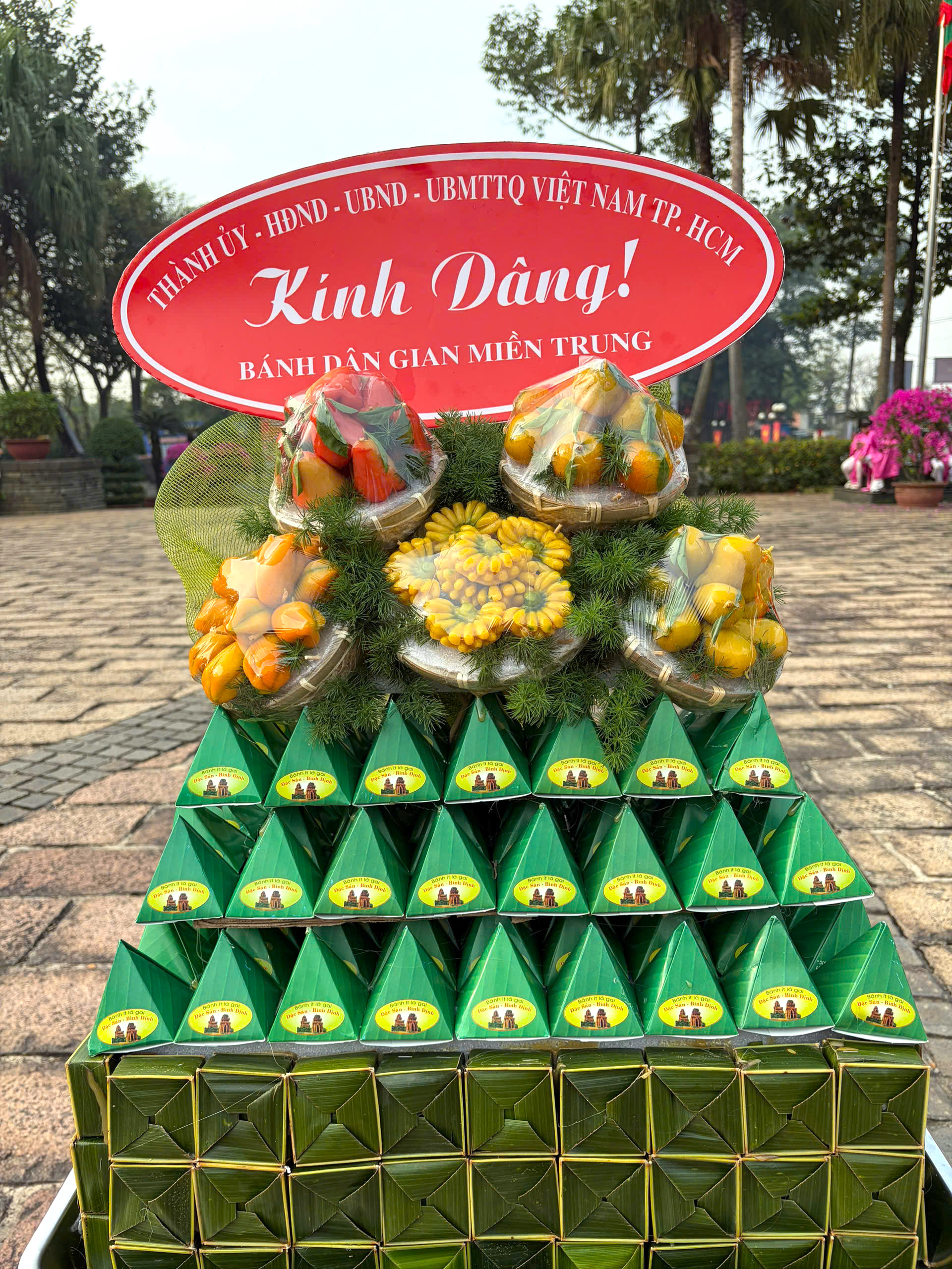 Lãnh đạo TPHCM dâng cúng bánh tét lên Quốc Tổ Hùng Vương - Ảnh 12.