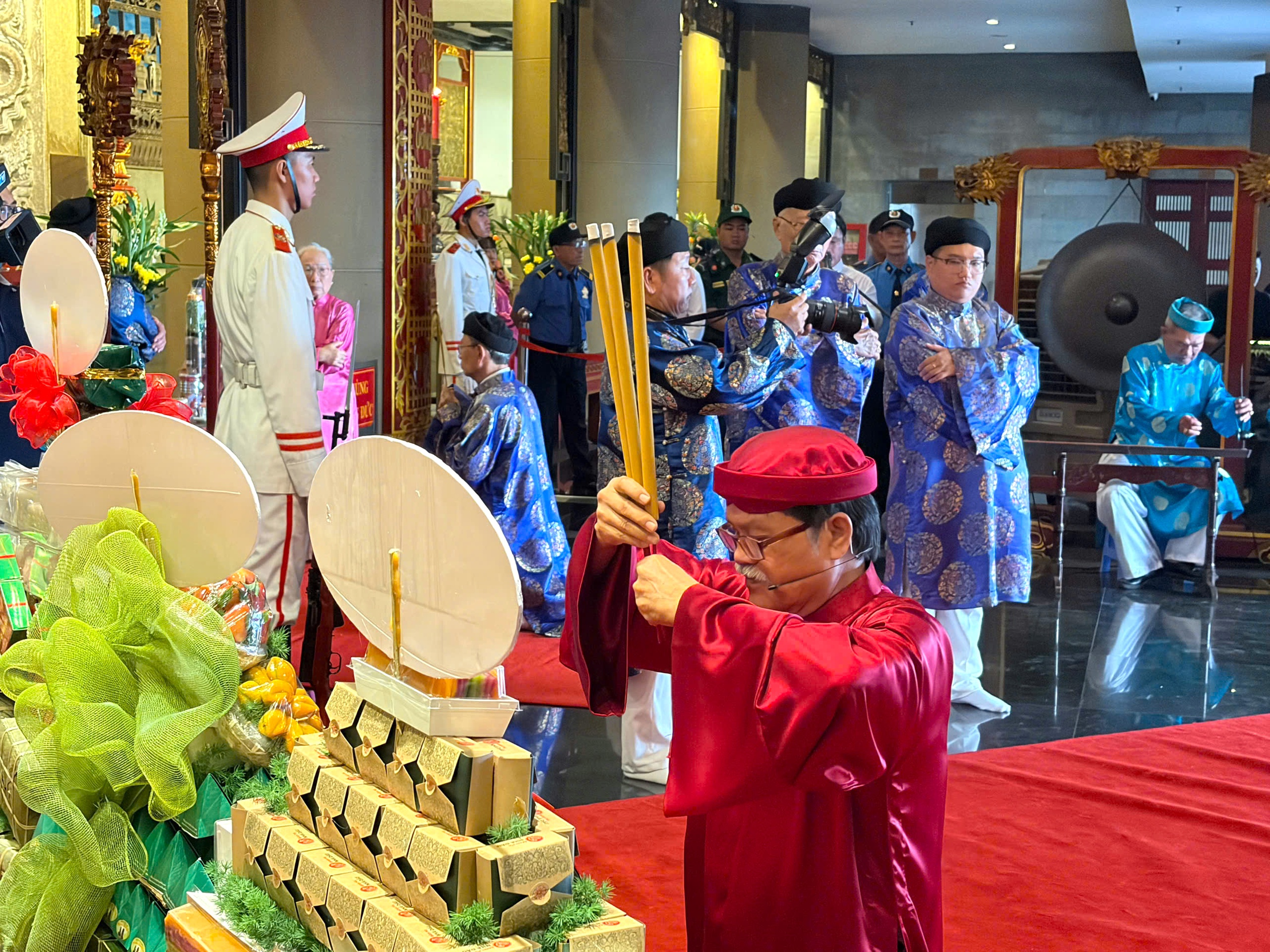 Lãnh đạo TPHCM dâng cúng bánh tét lên Quốc Tổ Hùng Vương - Ảnh 7.