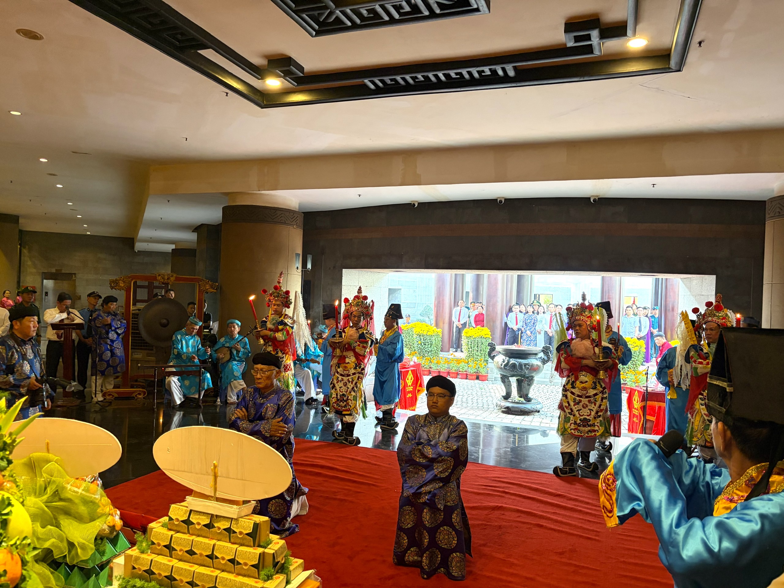 Lãnh đạo TPHCM dâng cúng bánh tét lên Quốc Tổ Hùng Vương - Ảnh 8.