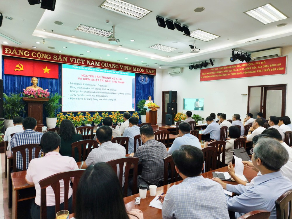 Ngay sau khi ra mắt, Phòng Thanh tra, phòng, chống tham nhũng, lãng phí, tiêu cực (phòng 9), Thanh tra TP.HCM đã liên tục tổ chức các buổi tập huấn cho phường, xã. Ảnh: THANH THÙY ke-khai-tai-san-thanh-tra-AI 2.jpg