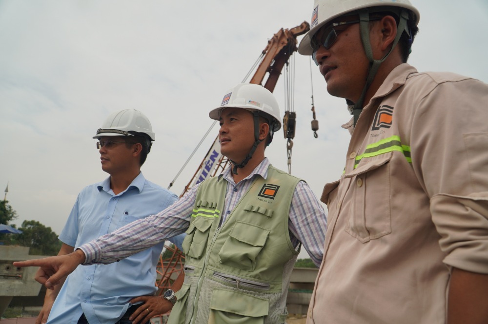 Anh Phan Hữu Thao (ở giữa) - Chỉ huy trưởng gói thầu XL5 Vành đai 3 trực tiếp chỉ đạo tại hiện trường, điều phối 3 ca làm việc 24/24 giờ để đảm bảo mục tiêu thông xe. Ảnh: Anh Tú