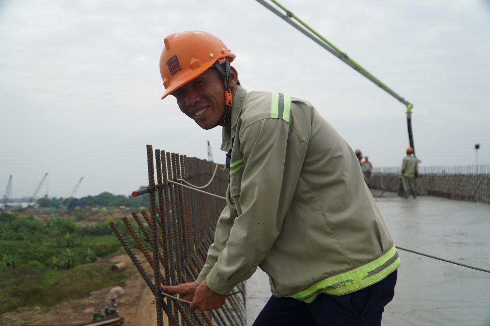 Anh Phạm Ngọc Quân (quê Thanh Hóa) tập trung cao độ cho mũi thi công lắp dầm tại Vành đai 3. Ảnh: Anh Tú