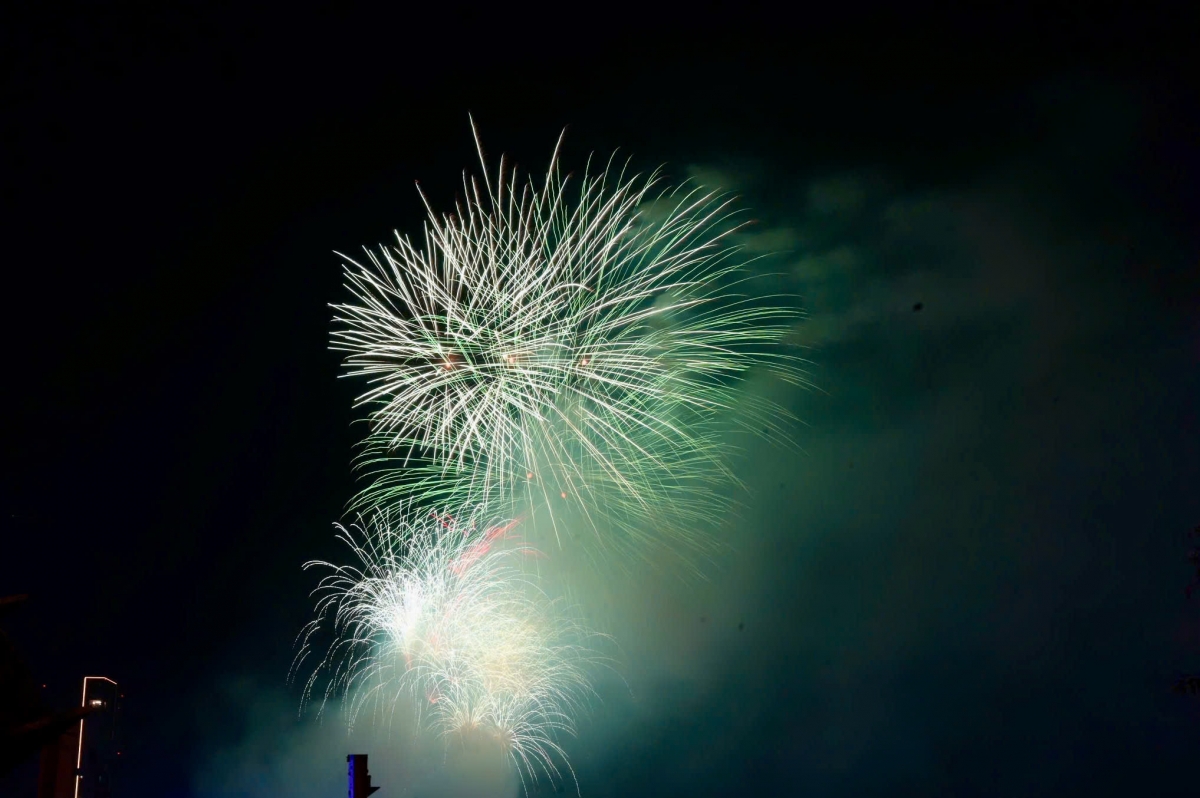 giao thua ruc ro, nguoi dan tp.hcm gui gam ky vong nam moi binh ngo hinh anh 3