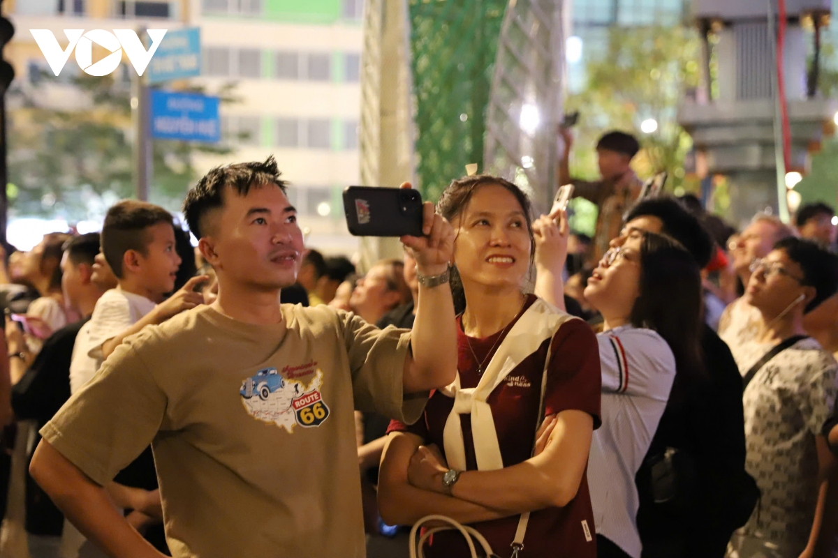 giao thua ruc ro, nguoi dan tp.hcm gui gam ky vong nam moi binh ngo hinh anh 2