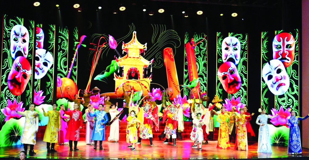 TPHCM vươn tầm thế giới từ cội nguồn, giá trị văn hóa dân tộc Tiết mục tôn vinh sự đa dạng các loại hình nghệ thuật truyền thống của TPHCM tại hội nghị tổng kết 50 năm nền văn học nghệ thuật TPHCM sau ngày đất nước thống nhất (1975-2025) - ẢNH: NGỌC TUYẾT