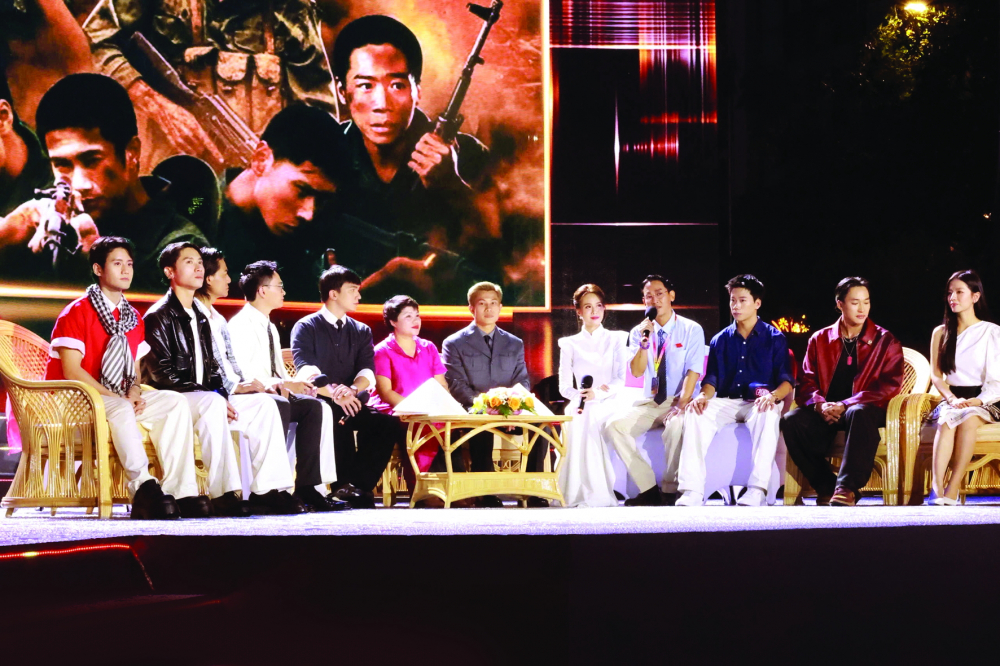 TPHCM vươn tầm thế giới từ cội nguồn, giá trị văn hóa dân tộc Đoàn làm phim Mưa đỏ giao lưu với khán giả tại chương trình nghệ thuật “Giao lưu đoàn làm phim, diễn viên điện ảnh và biểu diễn âm nhạc trong phim” thuộc khuôn khổ Liên hoan phim Việt Nam lần thứ 24 diễn ra tại TPHCM vào tháng 11/2025 - ẢNH: HỒNG NGA