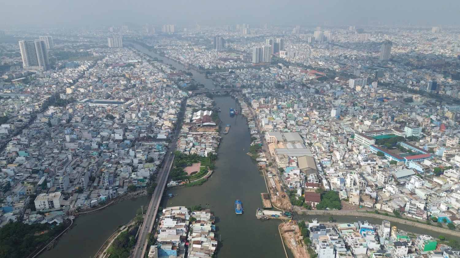 Bờ Bắc kênh Đôi đang được cải tạo. Ảnh: Anh Tú