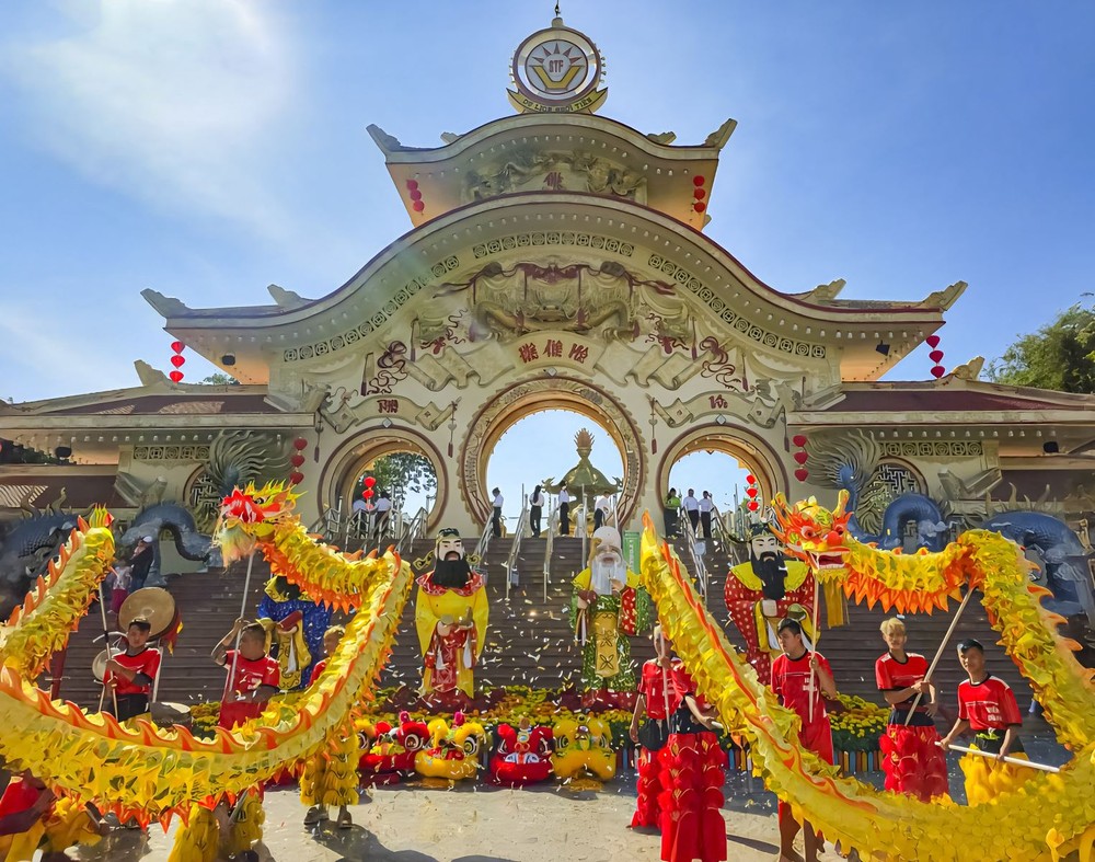 Các khu du lịch tổ chức nhiều hoạt động để chào đón du khách đến vui chơi dịp đầu năm mới.