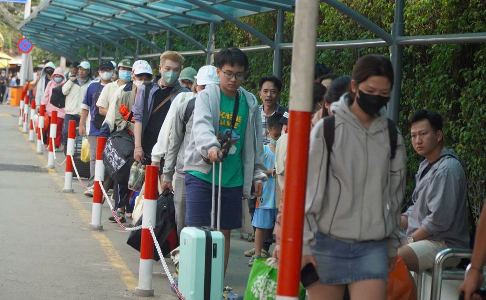 Người dân TPHCM rộn ràng du Xuân ngày mùng 3 Tết