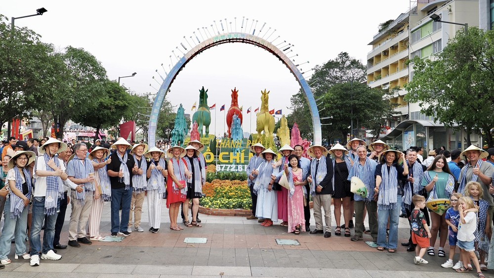 Đoàn khách quốc tế tham quan đường hoa, chiều 21-2. Ảnh: HOÀNG HÙNG Khách tham quan đường hoa.jpg