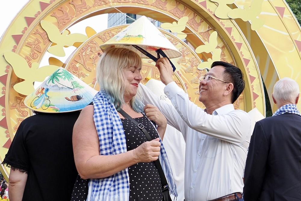 Ông Nguyễn Ngọc Hồi, Phó Giám đốc Sở Văn hóa - Thể thao TPHCM tặng nón lá đến du khách quốc tế, chiều 21-2 Mr Hồi.jpg