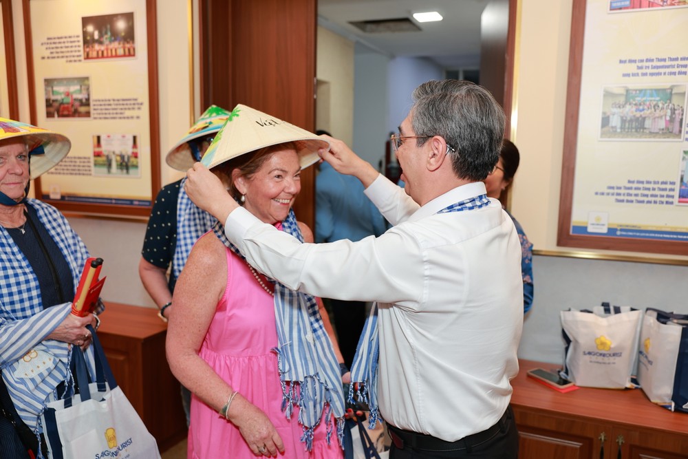 Đồng chí Nguyễn Phước Lộc trao tặng nón lá đến du khách Mr Loc tang khan.jpg