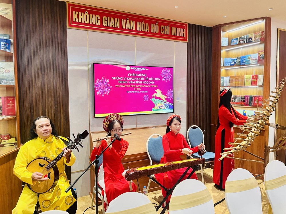 Nghệ sĩ trình bày các tiết mục âm nhạc truyền thống tiếp đón du khách. Ảnh: THI HỒNG Thưởng thức các tiết mục âm nhạc.jpg