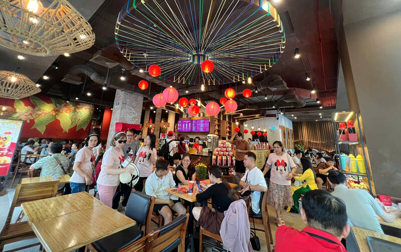 Giá dịch vụ ăn uống tại hàng quán ở TPHCM tương đối ổn định. Ảnh: Thái Bảo