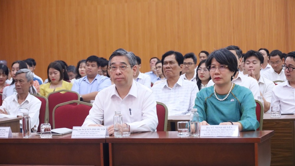 Đồng chí Nguyễn Phước Lộc nghe lãnh đạo Ban Quản lý Đường sắt đô thị TPHCM báo cáo kế hoạch thực hiện các tuyến metro. Ảnh: QUỐC HÙNG H3.jpg