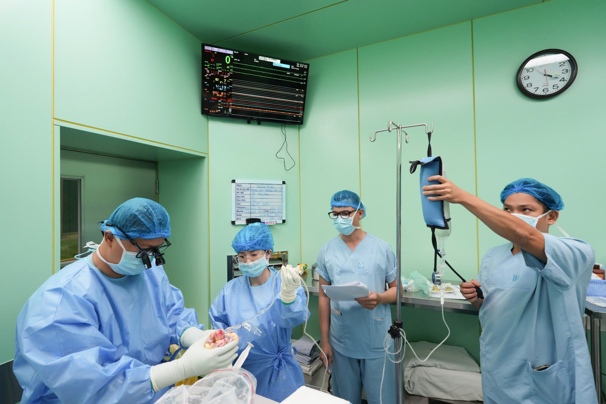 Ê kíp phẫu thuật tiến hành nhận và xử lý tạng hiến (ảnh: BVCC)