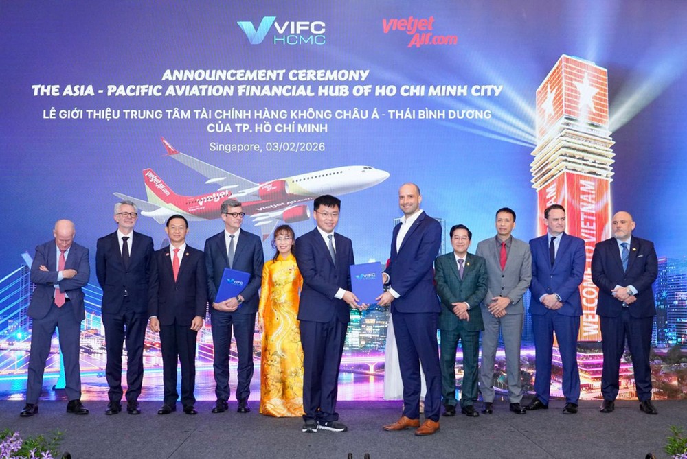 Đại diện Airbus và Boeing nhận chứng nhận Thành viên chiến lược danh dự của VIFC - HCMC Z4B.jpg