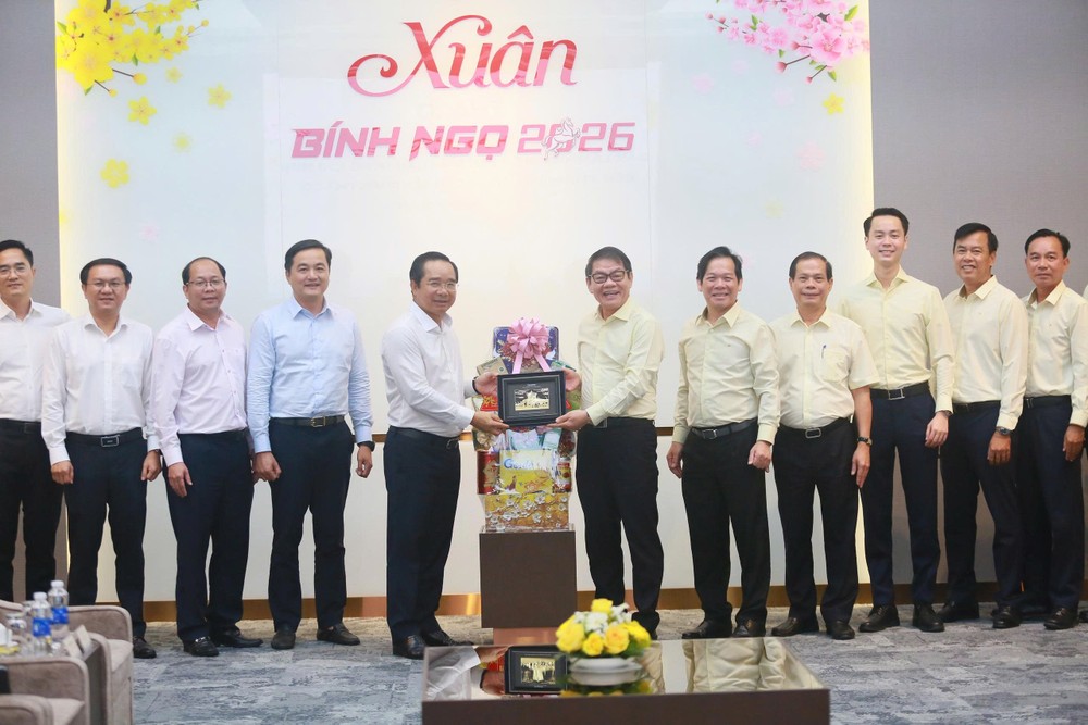 Chủ tịch UBND TP.HCM Nguyễn Văn Được tặng quà cho lãnh đạo THACO. Ảnh: HÀ THƯ chu-tich-tp.hcm-nguyen-van-duoc-1.jpg