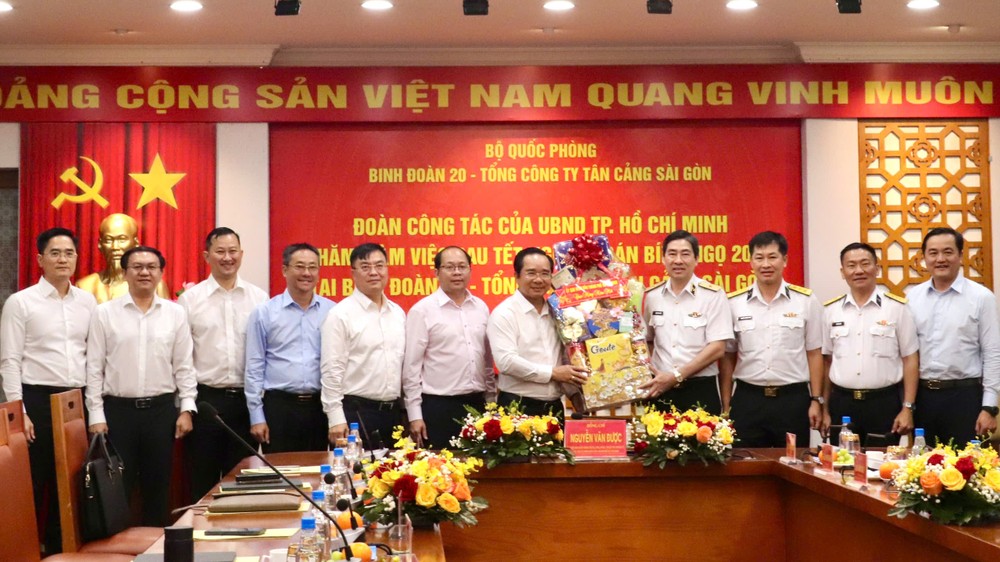 Chủ tịch UBND TP.HCM Nguyễn Văn Được tặng quà lãnh đạo Tổng Công ty Tân Cảng Sài Gòn. Ảnh: HÀ TRANG chu-tich-tp.hcm-nguyen-van-duoc-2.jpg