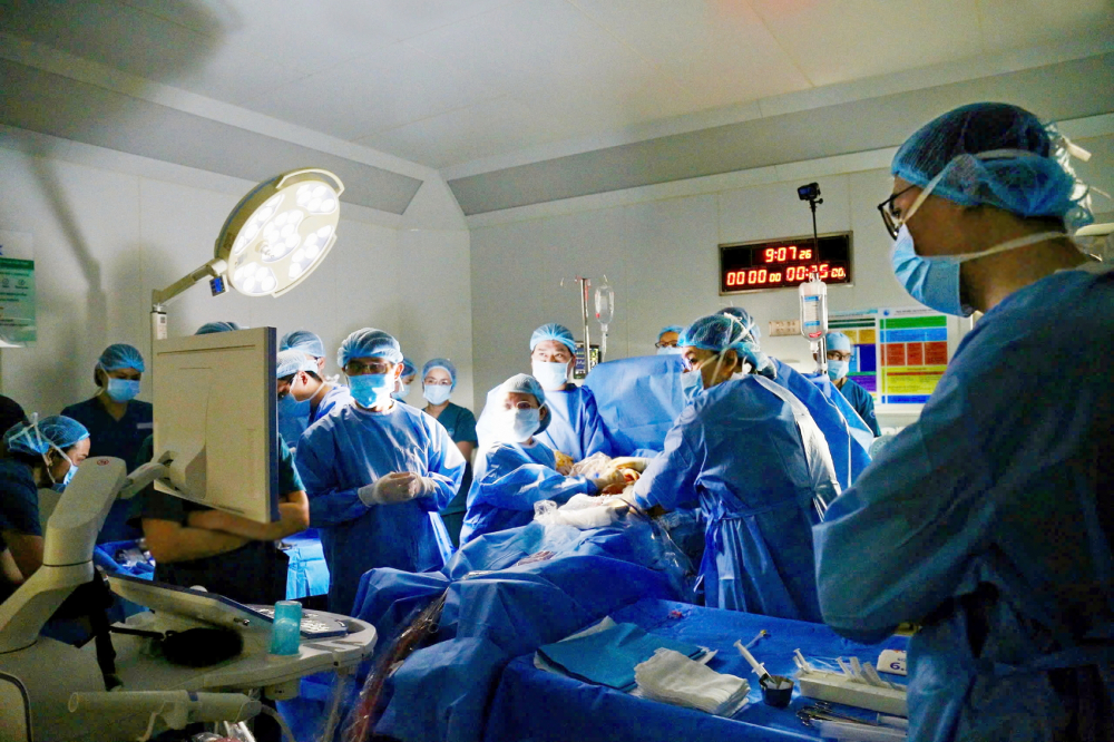 Ê kíp bác sĩ Bệnh viện Từ Dũ và Bệnh viện Nhi Đồng 1 thực hiện ca thông tim bào thai - Ảnh do bệnh viện cung cấp