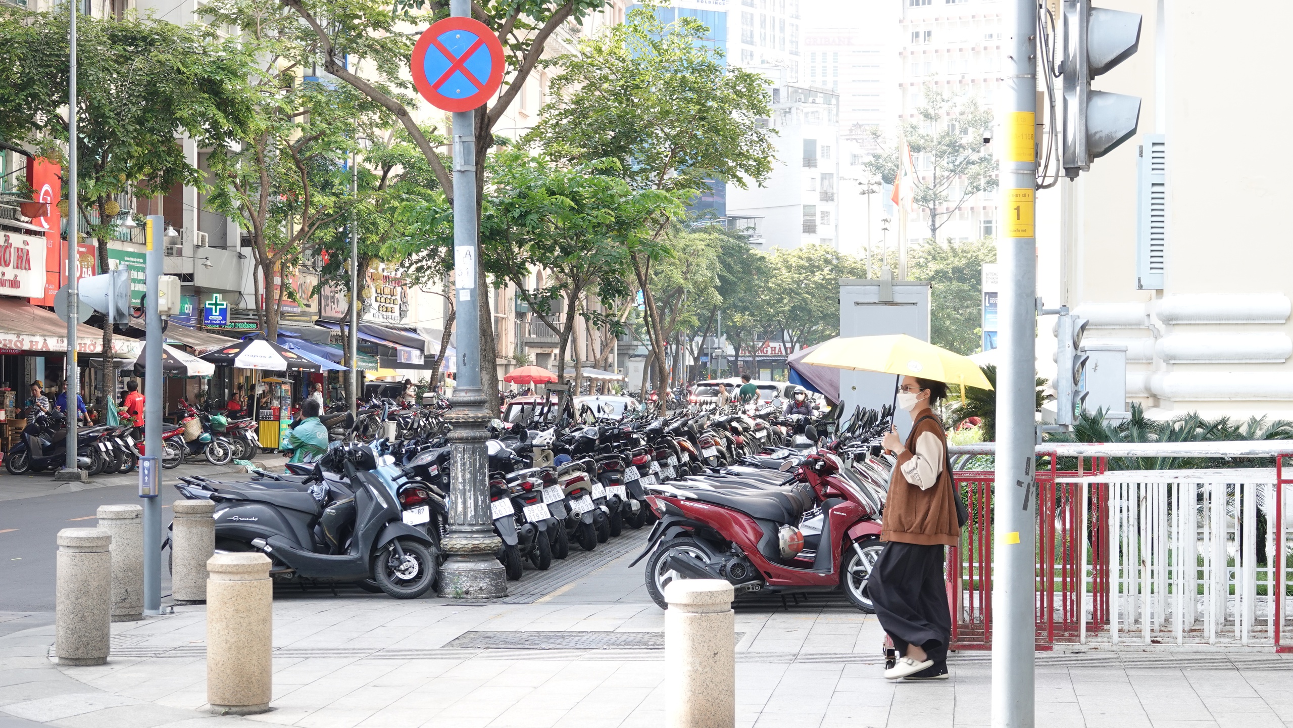 TP.HCM hướng dẫn thu phí vỉa hè: Không cho buôn bán, kinh doanh - Ảnh 2.