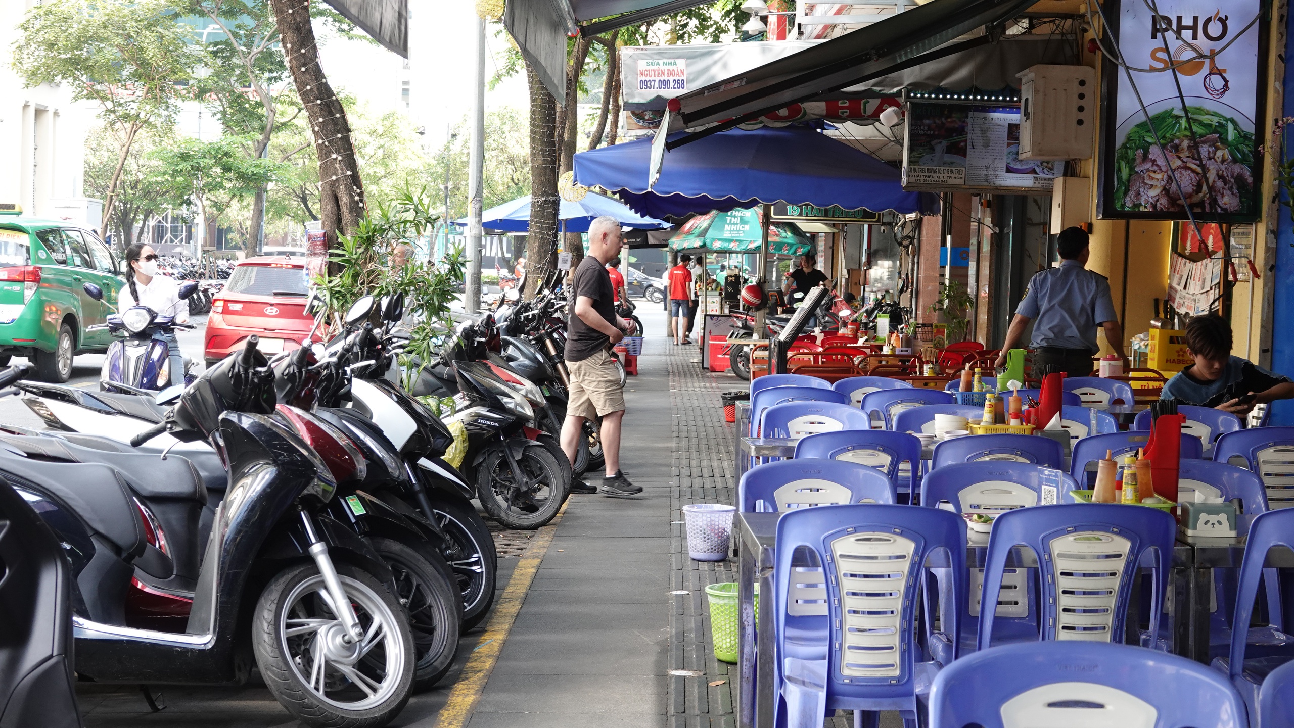 TP.HCM hướng dẫn thu phí vỉa hè: Không cho buôn bán, kinh doanh - Ảnh 1.