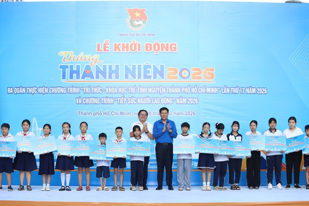 Ban tổ chức trao 30 suất quà cho đoàn viên, thanh niên công nhân có hoàn cảnh khó khăn. Ảnh: HẢI NHI tháng thanh niên (2).jpg