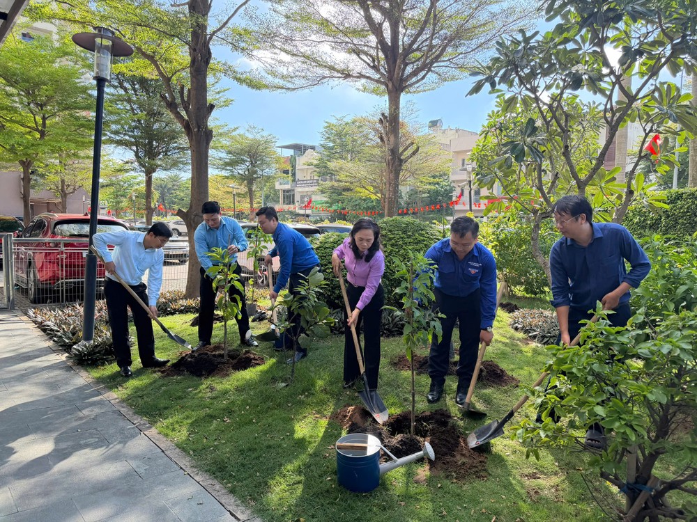 Bà Nguyễn Thanh Xuân, Phó Bí thư Đảng ủy UBND TP.HCM, thực hiện trồng cây xanh tại phường Phước Long nhân Tháng Thanh niên 2026. Ảnh: CÔNG THIỆN tháng thanh niên.jpg