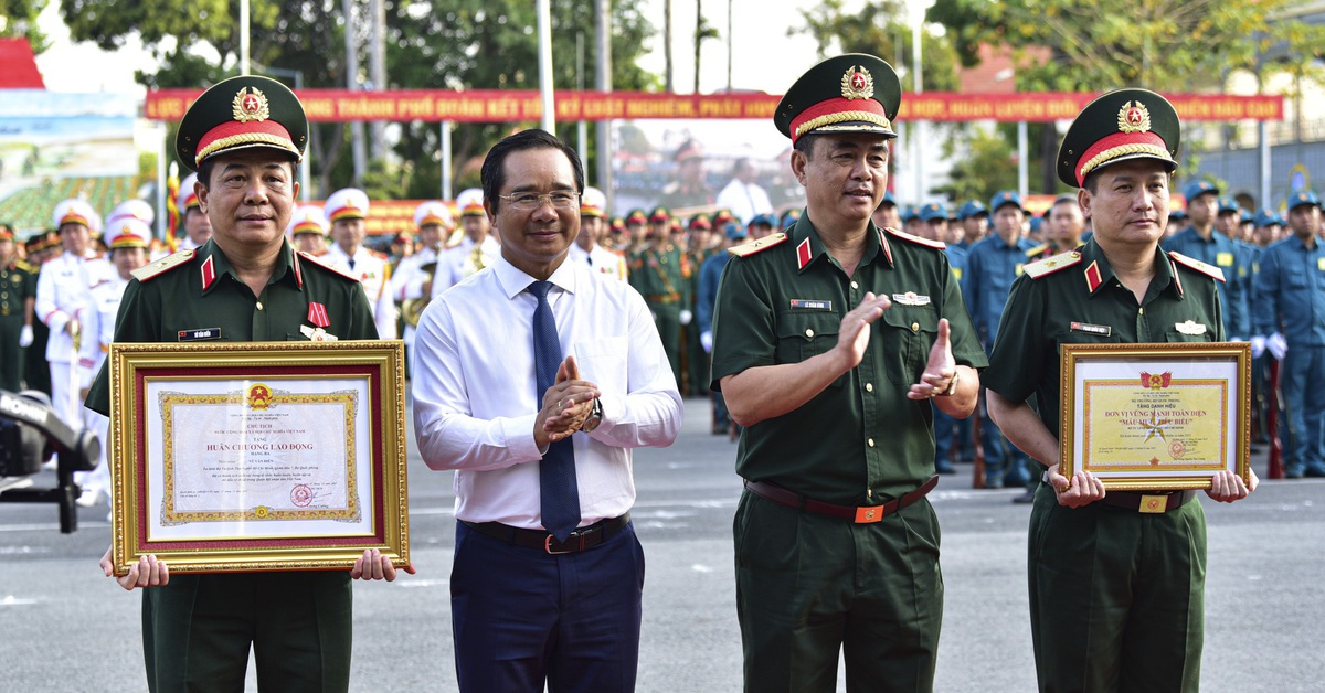 Bí thư Thành ủy TPHCM Trần Lưu Quang tiếp xúc cử tri cùng các ứng cử viên ĐBQH