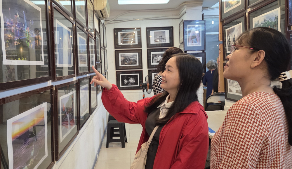 Các đại biểu xem triển lãm.