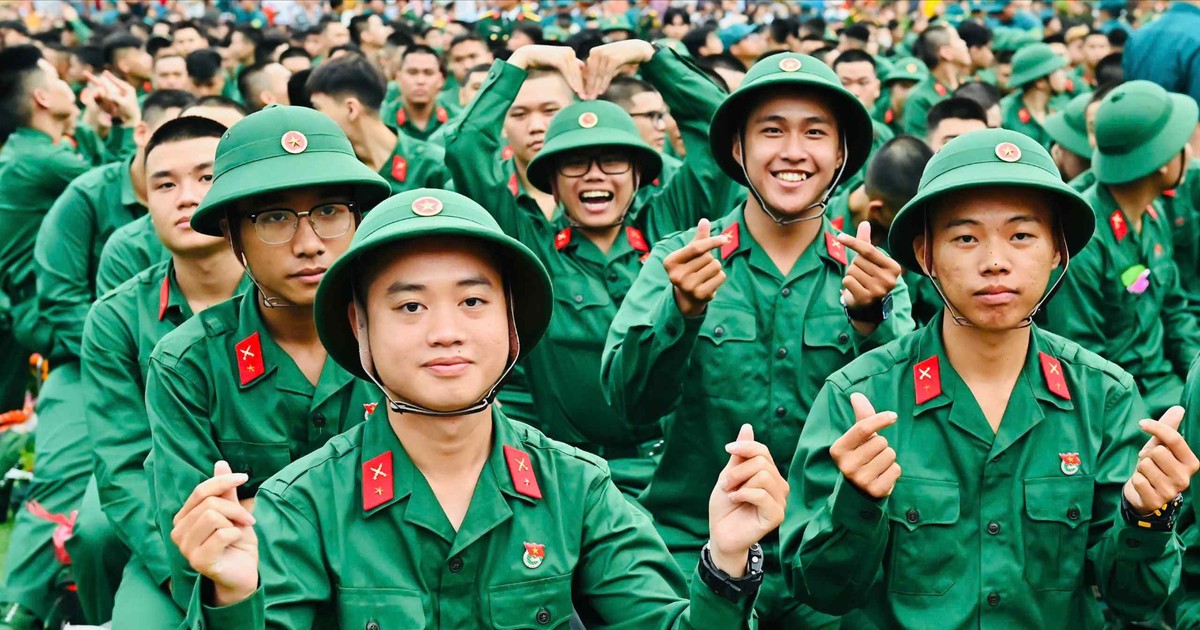 Chủ tịch Quốc hội Trần Thanh Mẫn, Bí thư Thành ủy TPHCM Trần Lưu Quang động viên tân binh lên đường nhập ngũ