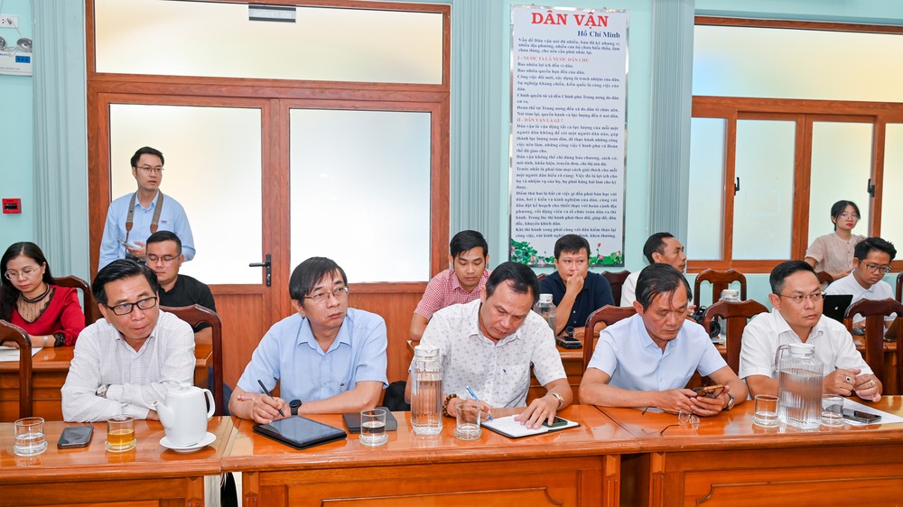 Lãnh đạo các cơ quan báo chí tham dự cuộc họp.jpg