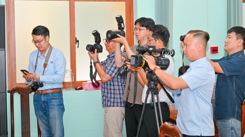 Phóng viên các cơ quan báo chí tác nghiệp tại họp báo.jpg