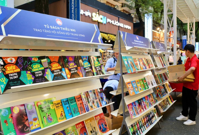 Trao tặng 2.000 cuốn sách cho Tủ sách Thiếu nhi Hội đồng Đội T.Ư - Ảnh 1.