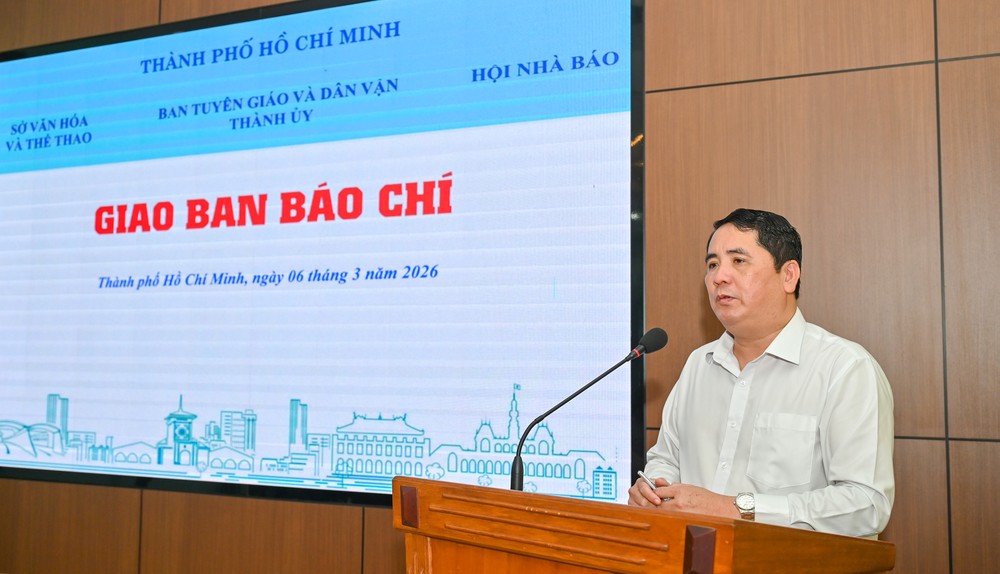 Đồng chí Nguyễn Tấn Phong, Ủy viên Ủy ban bầu cử, Phó Giám đốc Sở Nội vụ TPHCM phát biểu tại họp báo.jpg