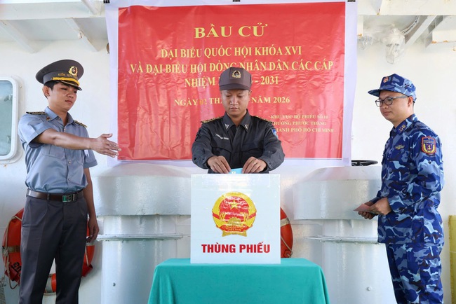 Tàu KN - 260 hoàn thành nhiệm vụ bầu cử sớm cho cử tri trên biển 2026 - Ảnh 3.