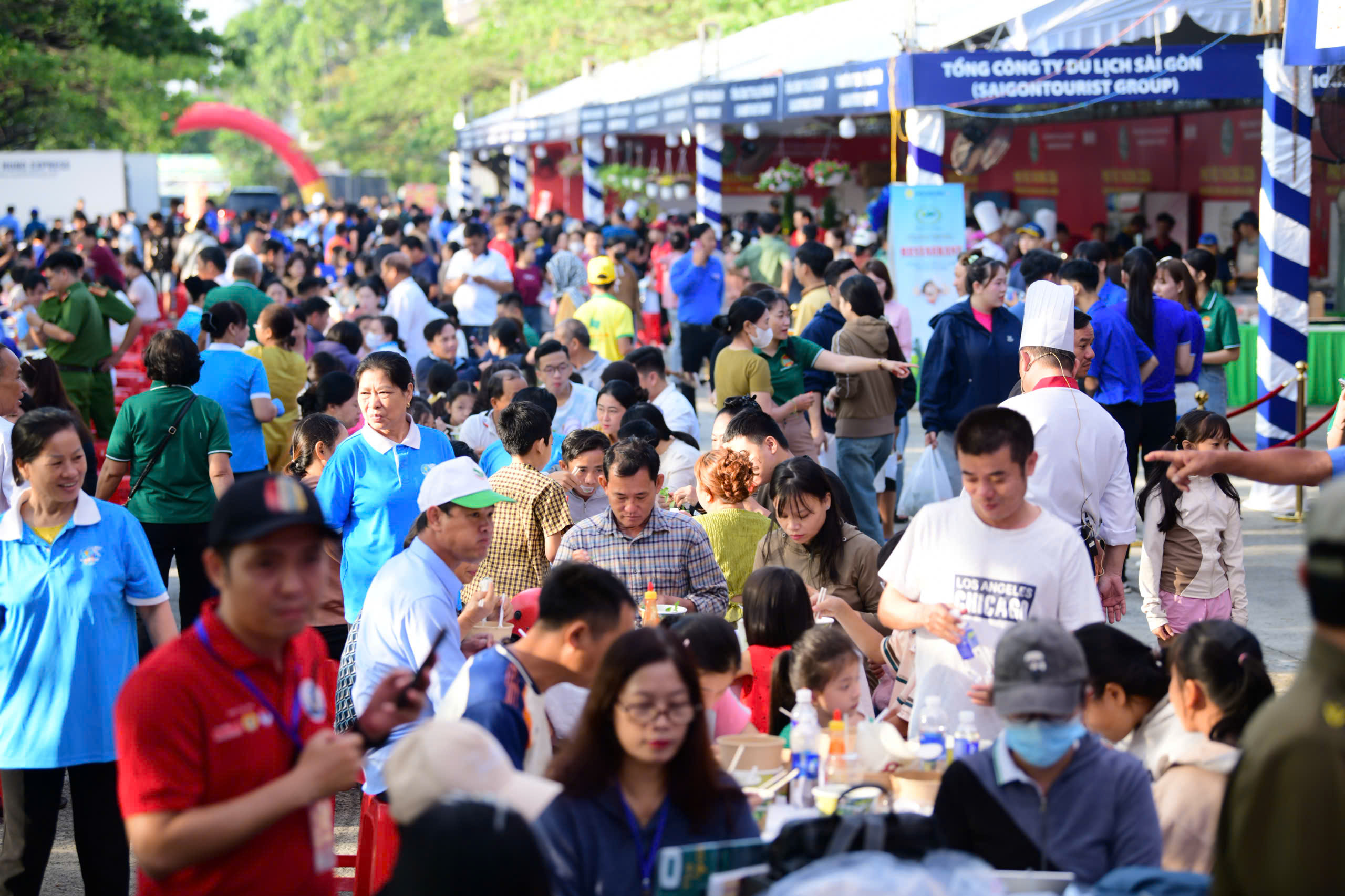 Hàng ngàn thanh niên công nhân tham dự Phở yêu thương - Ảnh 5.