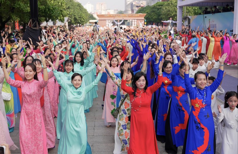 Hơn 58.000 phụ nữ đồng diễn áo dài tại TPHCM- Ảnh 2.