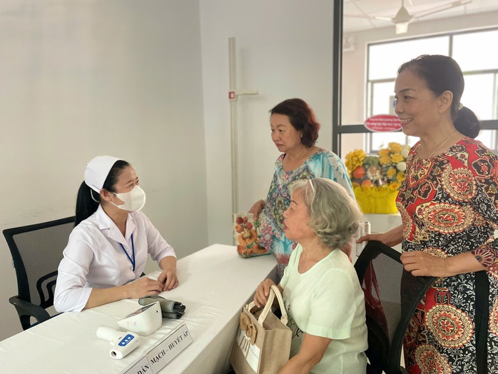 TPHCM tăng cường bác sĩ cho trạm y tế, hướng tới miễn viện phí cơ bản - Ảnh 1.