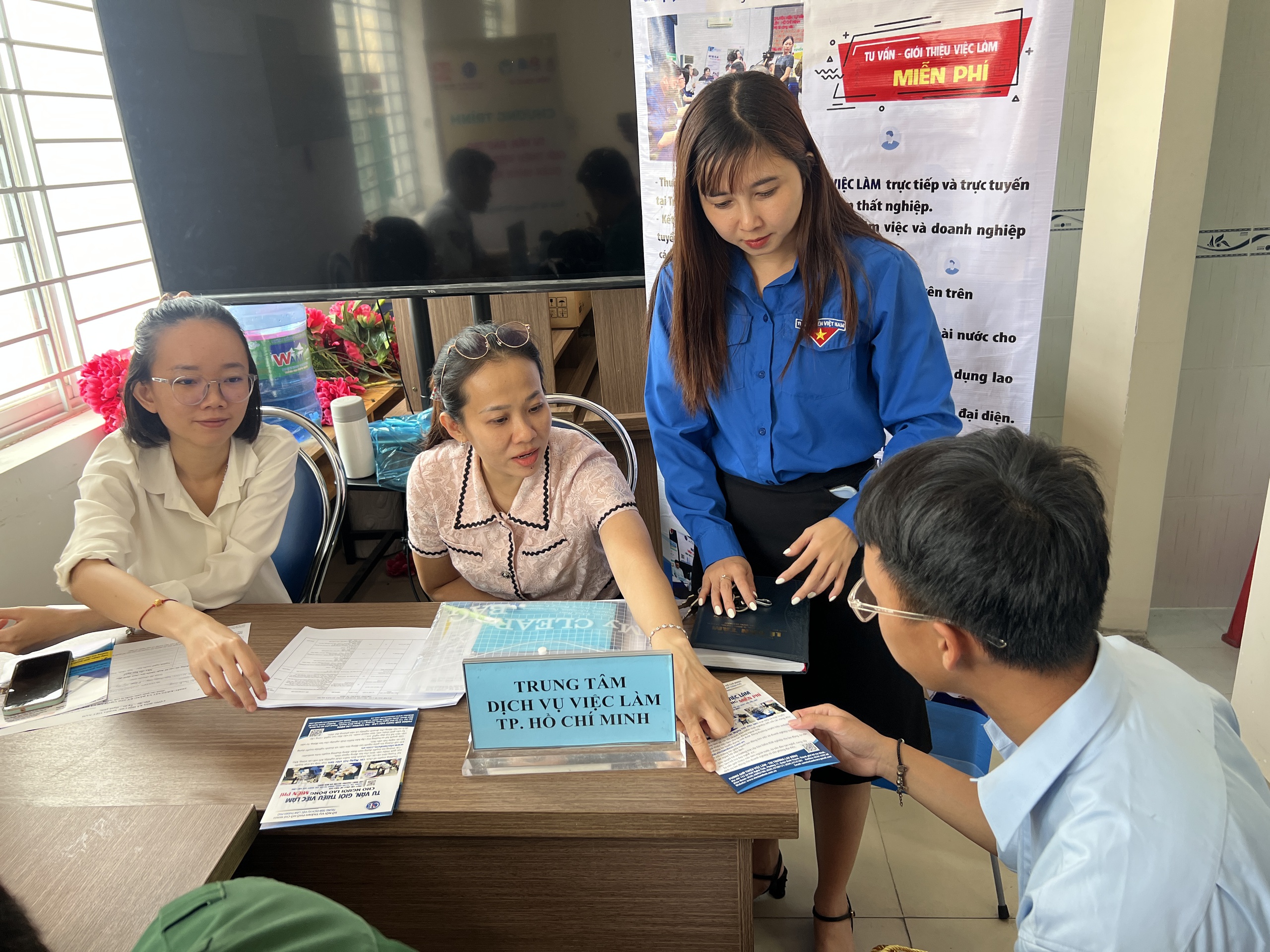 Người lao động thất nghiệp ở TP.HCM đang giảm mạnh - Ảnh 1.