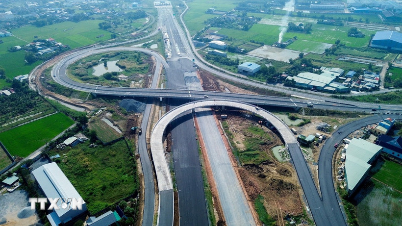 Nút giao kết nối Vành đai 3 với cao tốc Bến Lức-Long Thành và tuyến Thành phố Hồ Chí Minh-Trung Lương cơ bản đã hoàn thành, sẵn sàng cho giai đoạn hoàn thiện. (Ảnh: Giang Phương/TTXVN)